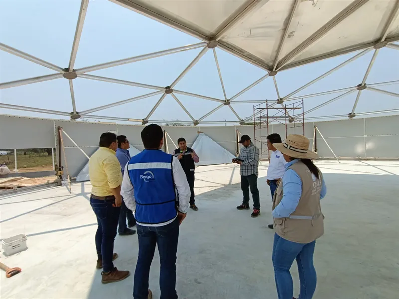 Equipo de Grupo Bargo supervisando la construcción de un tanque de almacenamiento