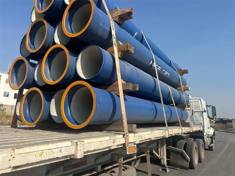 Tubería de hierro dúctil PAM cargada en un tractocamión para su entrega en obra