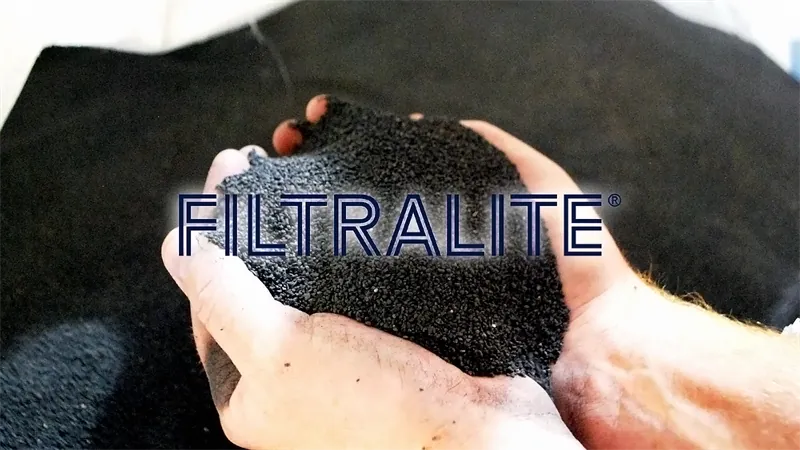 Medio filtrante Filtralite de arcilla expandida en las manos