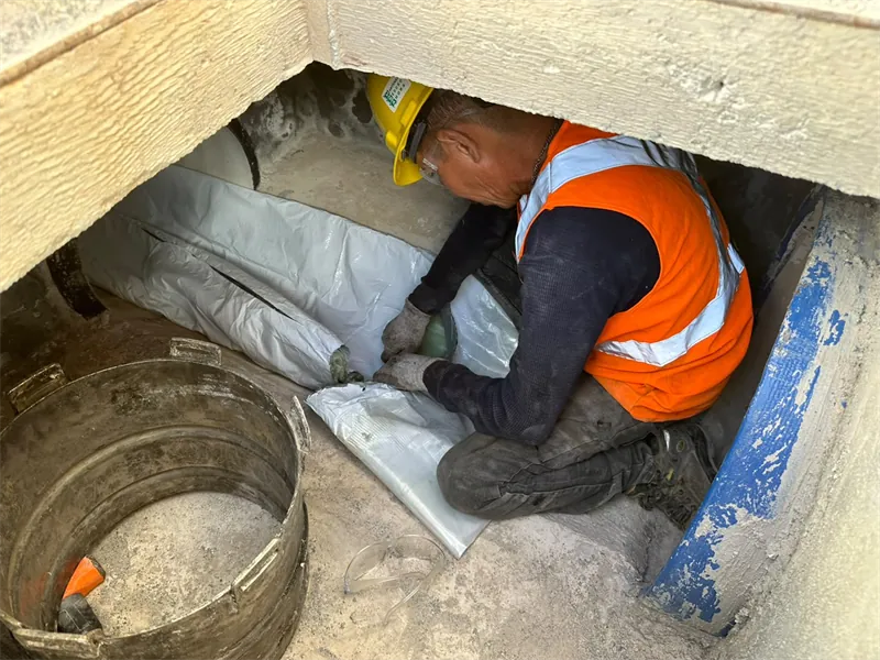 Técnico preparando el liner en el colector Aguas Blancas