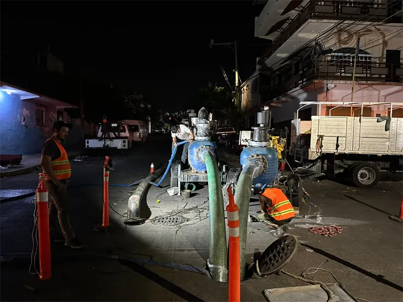 Equipo de curado del liner trabajando de noche en el colector Aguas Blancas, Acapulco