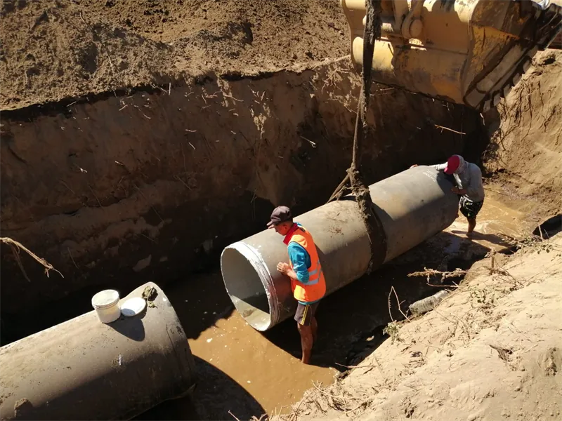 Cuadrilla acoplando tubería de 36″ dentro de la zanja