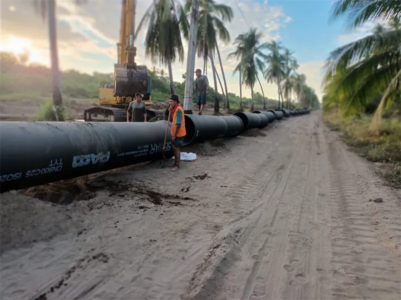 Tubería de hierro dúctil de 36″ alineada a lo largo del camino