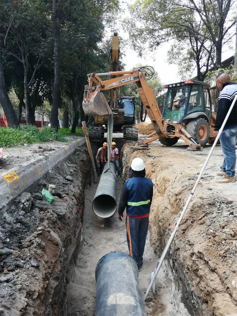 Instalación de tubería de hierro dúctil en zanja sobre Av. Ceylán