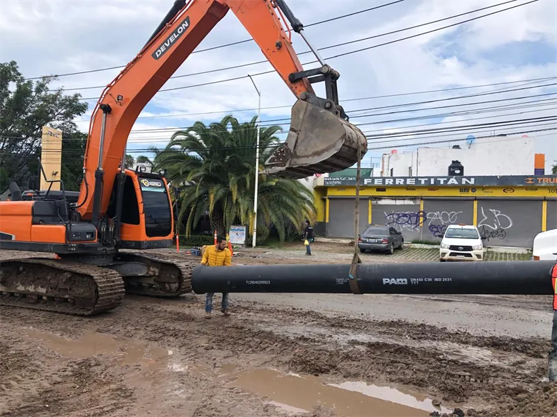Excavadora con tubería de hierro dúctil PAM sobre la vialidad