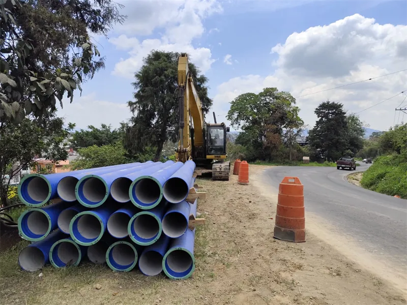 Tubería de hierro dúctil de 12″ acopiada junto al camino