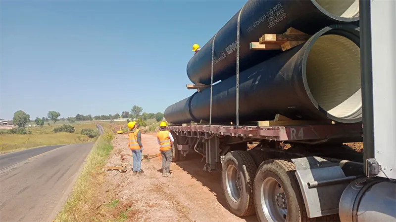 Tractocamión con tubería de hierro dúctil de gran diámetro