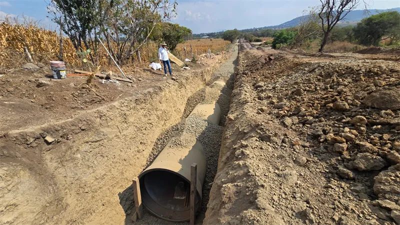 Zanja con la tubería de 56″ instalada