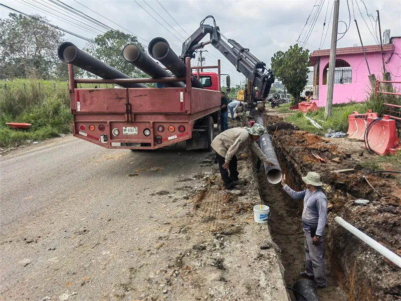 Grúa sobre camión maniobrando tubería de hierro dúctil de 10″