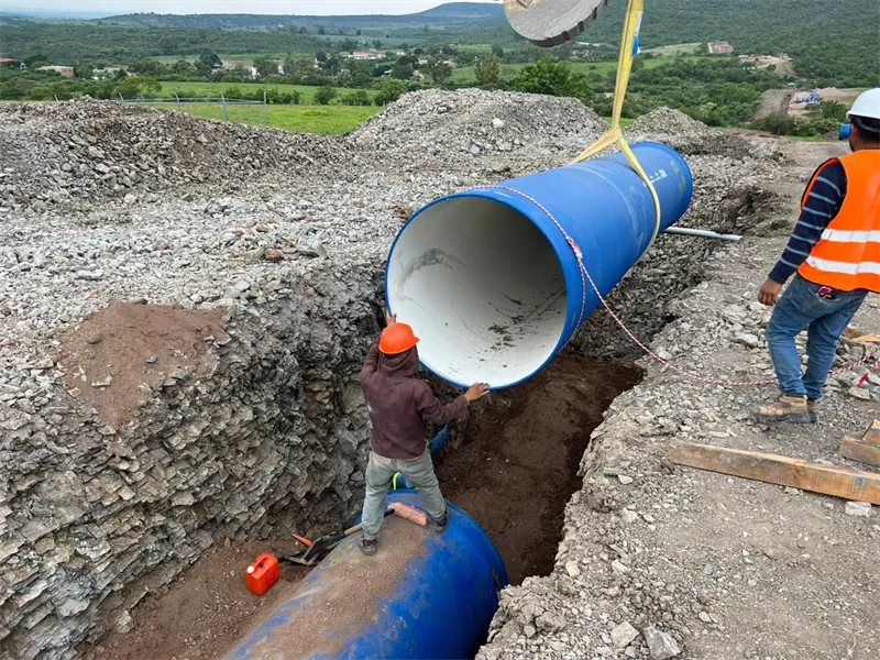 Maniobra de tubería de hierro dúctil de 48″ con grúa