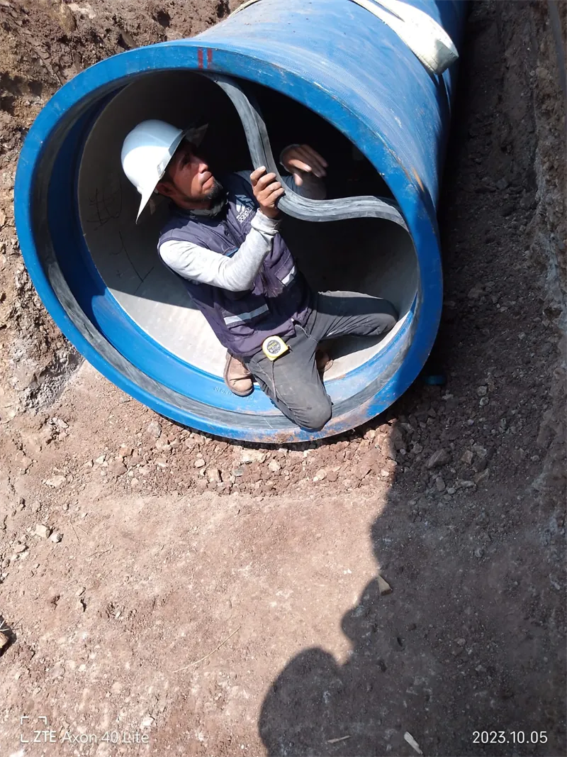 Trabajador dentro de la tubería de hierro dúctil de 48″