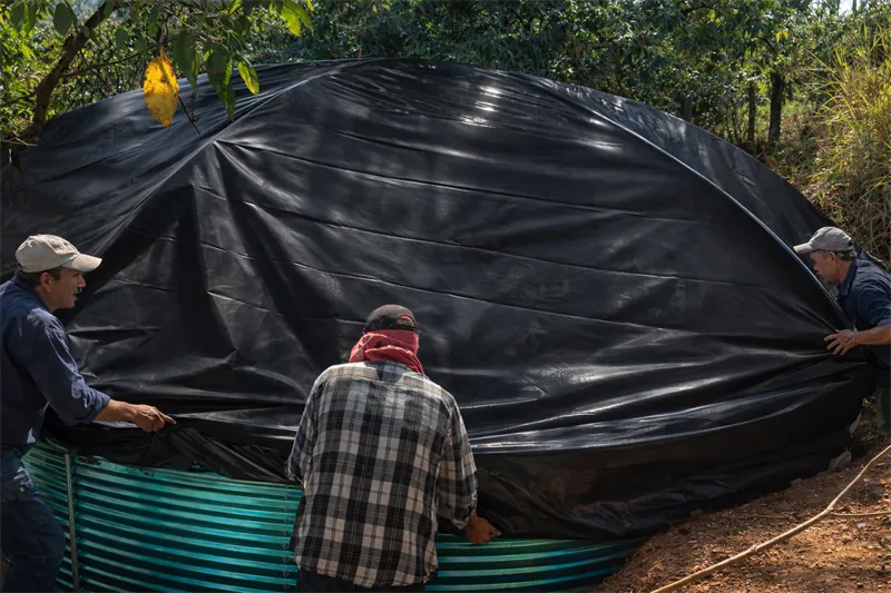 Instalación de la cubierta de un tanque Agrotank