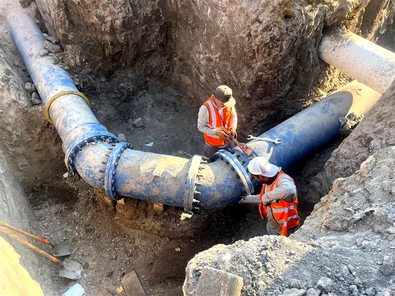 Conexión de hierro dúctil instalada en zanja