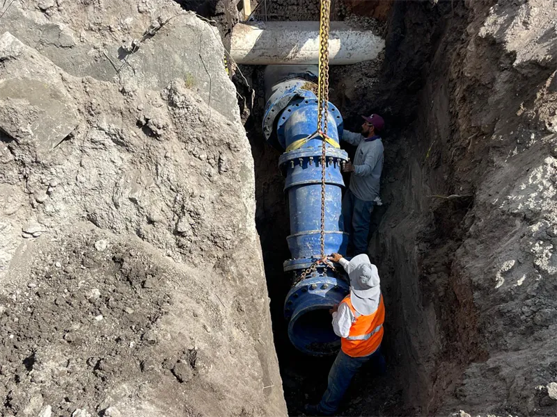 Instalación de una válvula de hierro dúctil dentro de una zanja