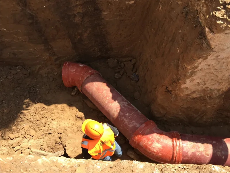Trabajador instalando tubería de hierro dúctil para agua residual